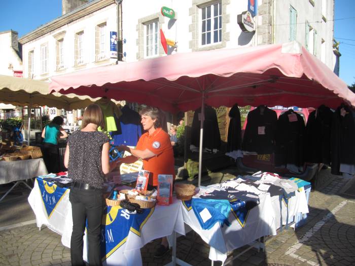 Stand SNSM Primel-Plougasnou sur le marché de Plougasnou