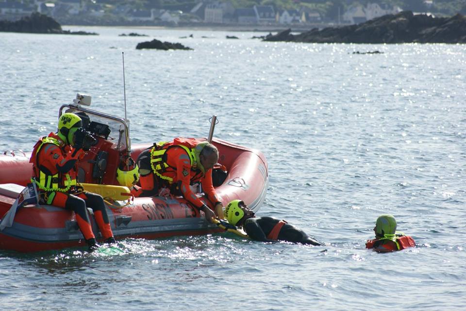 Récupération d'un homme à la mer à bord du semi rigide