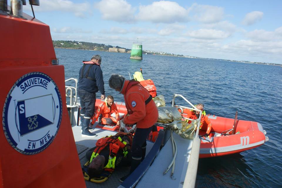 Transfert de la vicitme à bord de la vedette