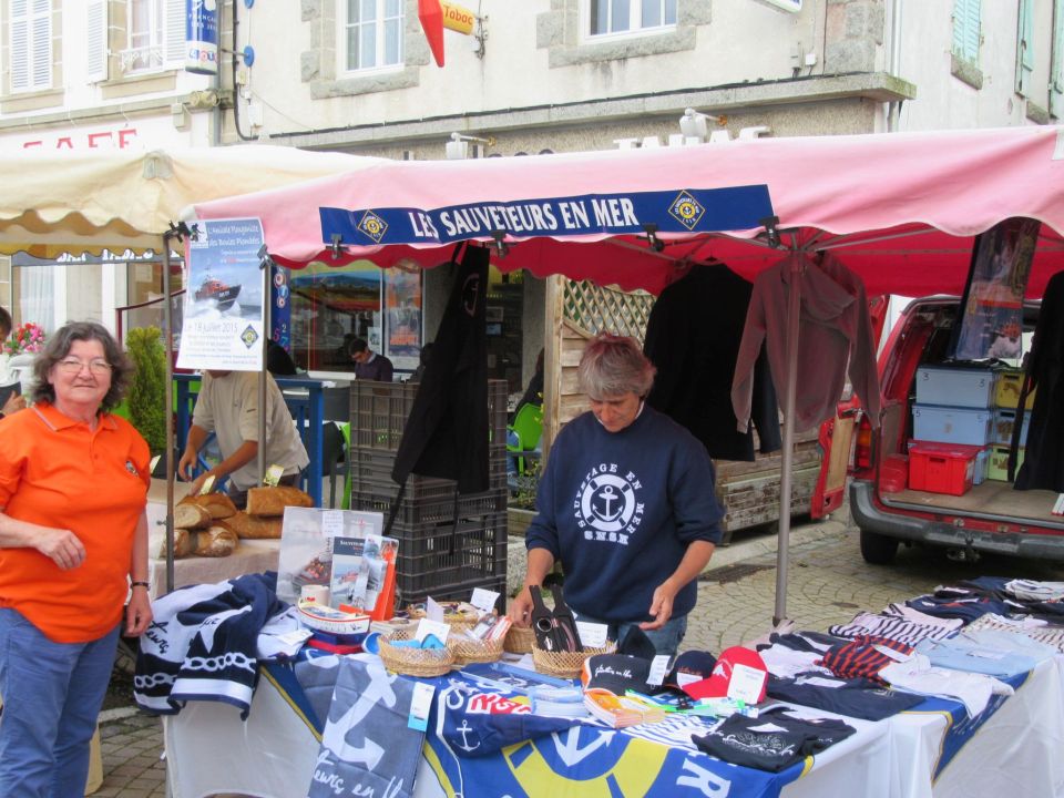 Malou et Béa animent le stand sur le marché