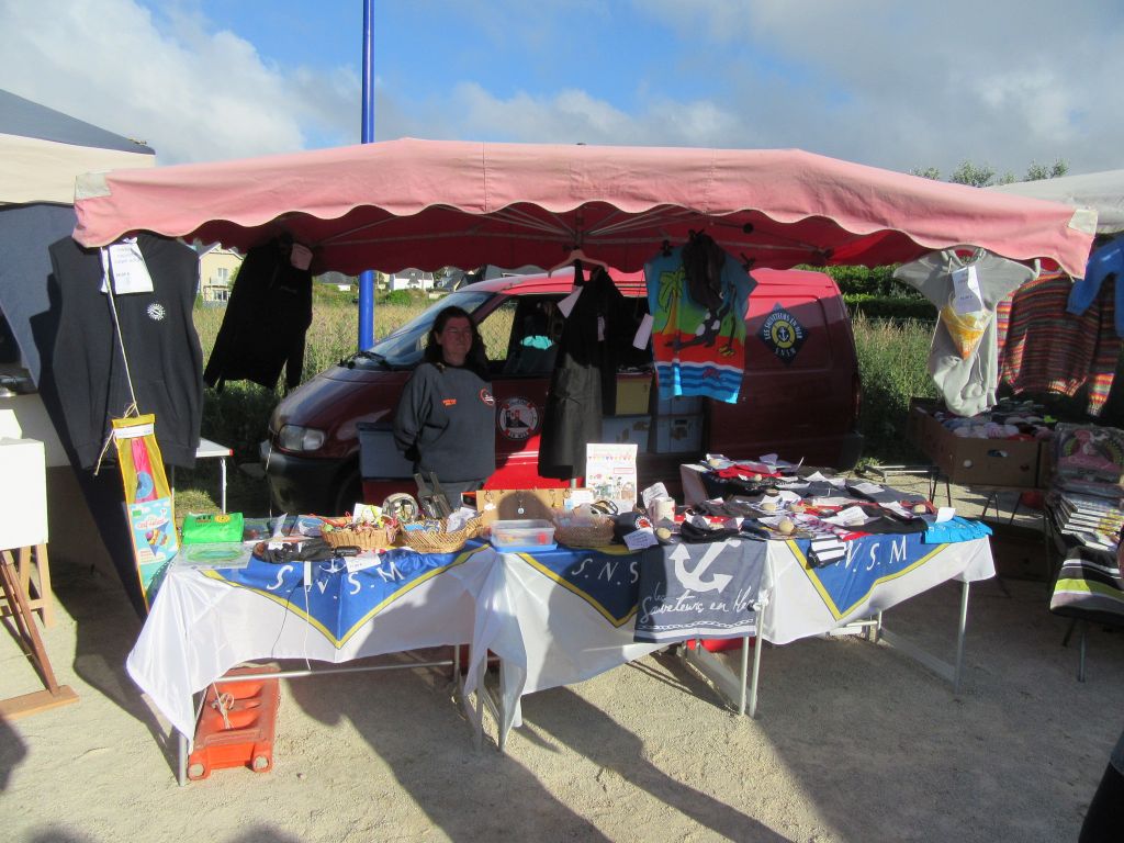 Le stand de la station sur le marché de Primel-Trégastel