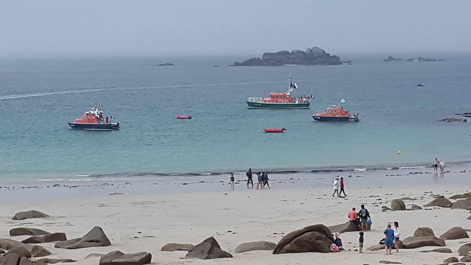 Les vedettes SNSM devant la plage des AMiets à Cleder