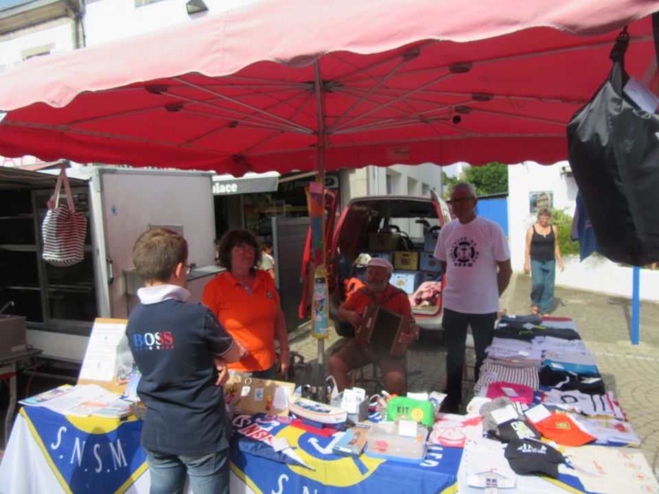 Le stand sur le marché de Plougasnou