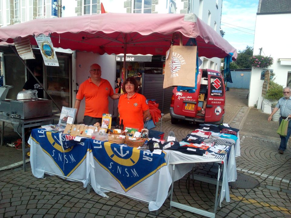 Le stand SNSM au marché de Plougasnou