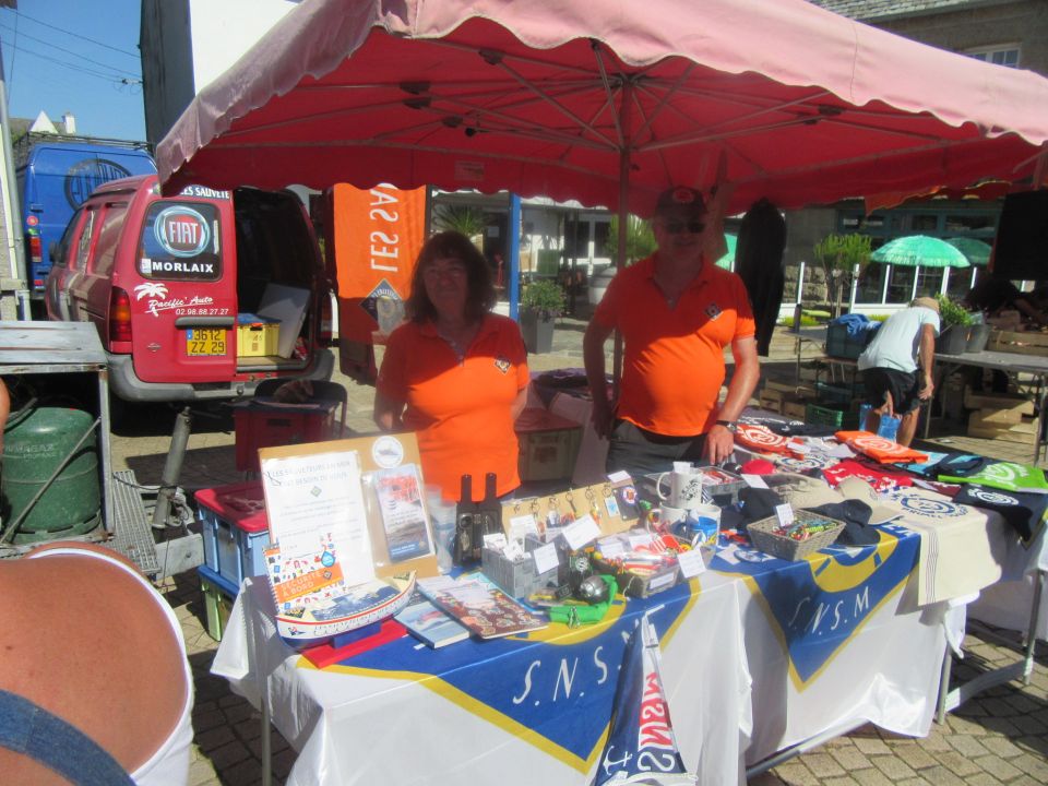 Stand SNSM Primel au marché de Plougasnou