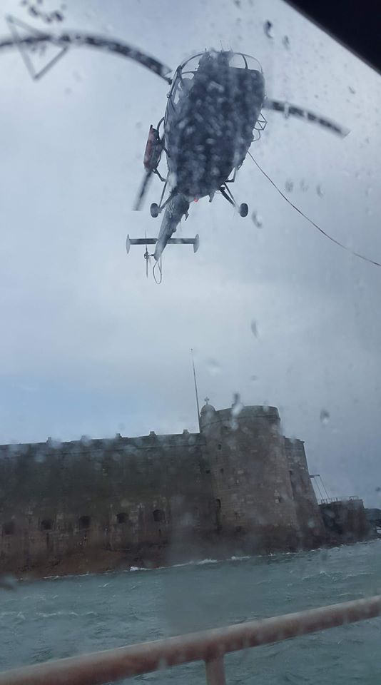 L'Alouette de la Marine Nationale devant le Chateau du Taureau