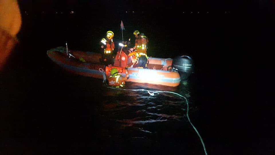 Récupération d'un homme à la mer de nuit