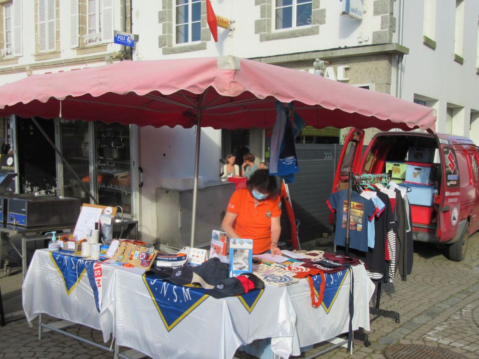 Stand SNSM Primel sur le marché de Plougasnou