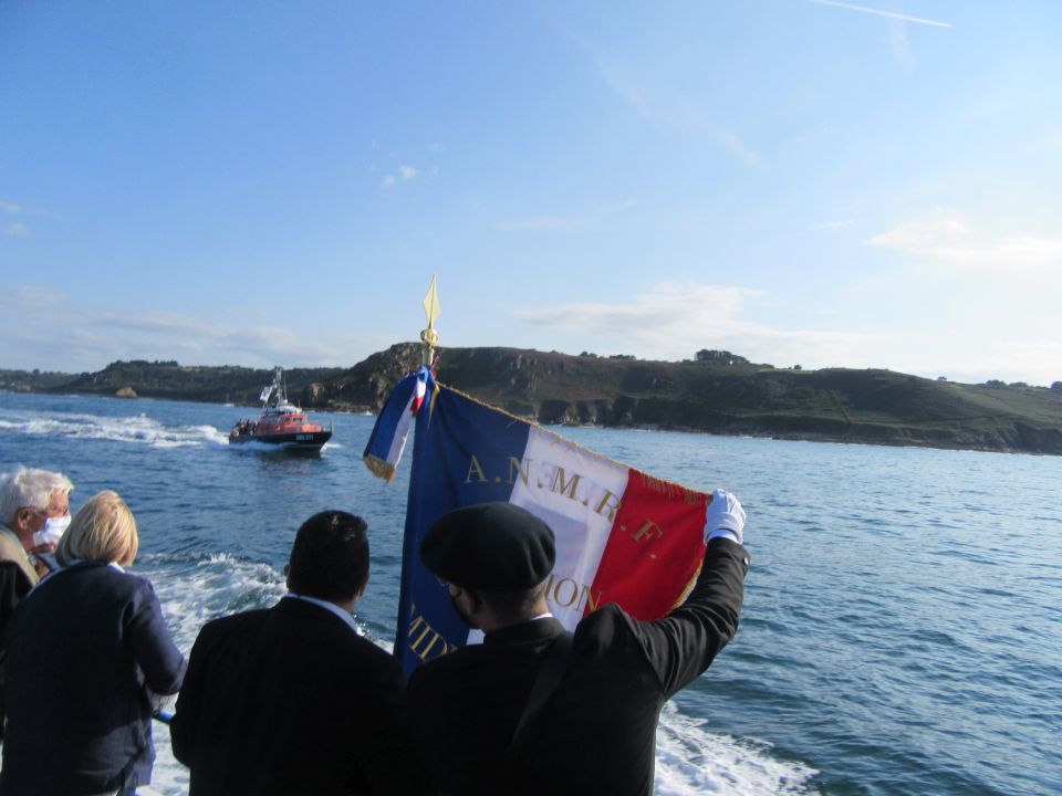 Passation de drapeau des communes médaillées de la résistance. Reccueillement devant Beg An Fry