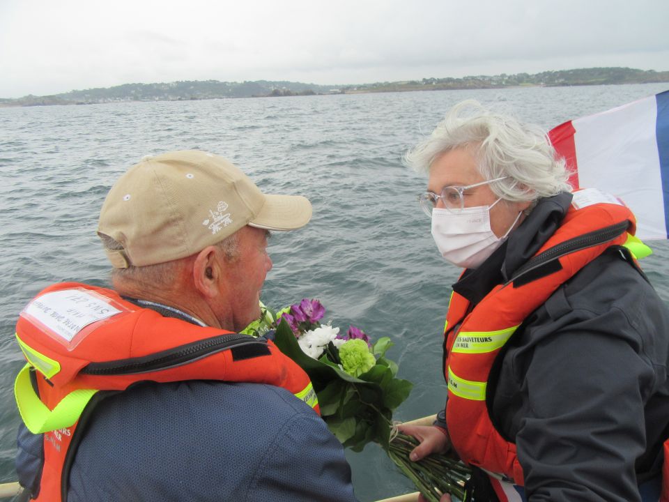 Dépot de gerbe en hommage aux péris en mer