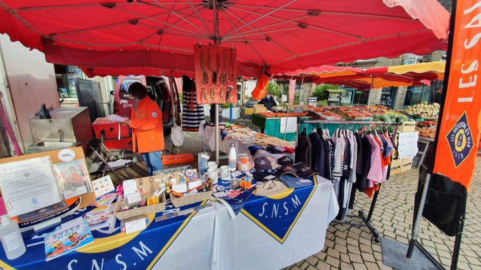 Stand SNSM marché de Plougasnou