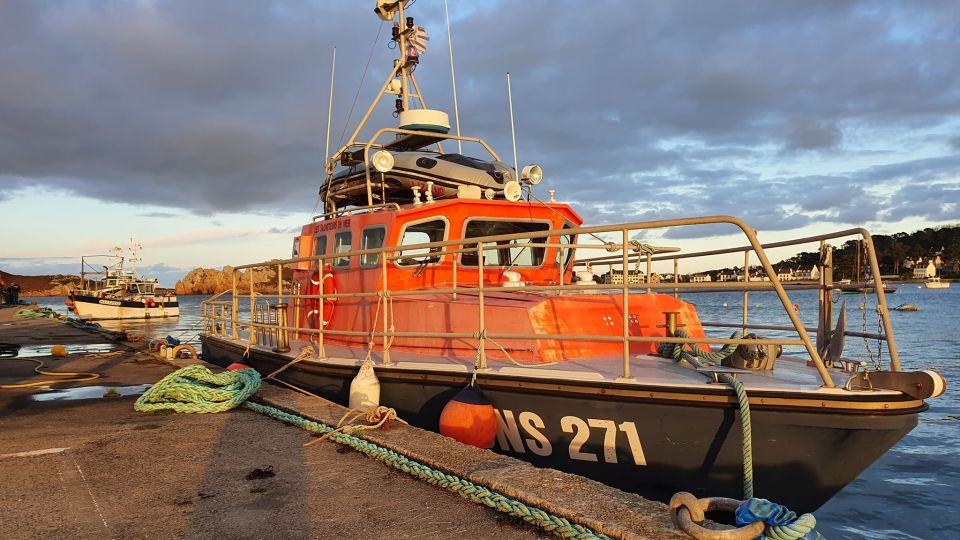 SNS271 à quai au Diben