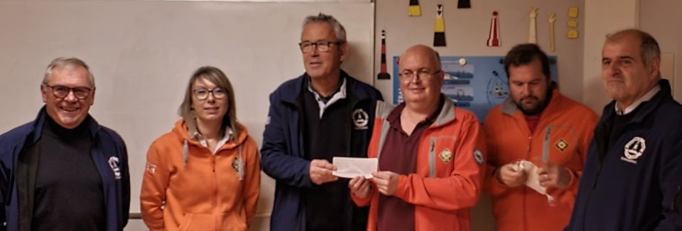 Remise d'un chèque par l'Amicale Nautique de la Méloine