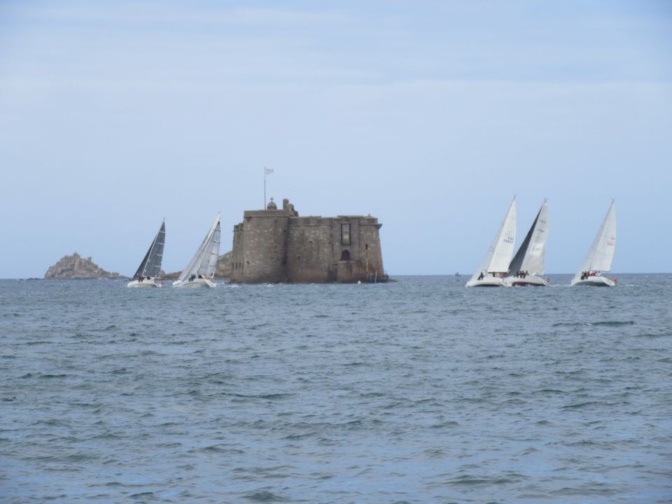 Les bateaux du Tresco devant le Chateau du Taureau