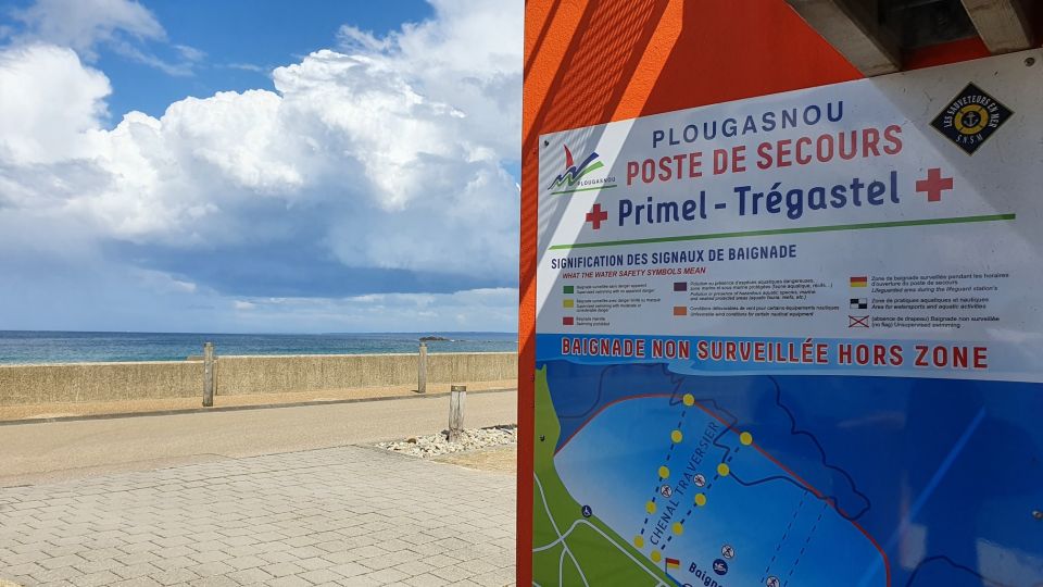 Panneau information surveillance de la plage de Primel Trégastel