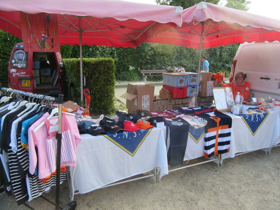 Stand SNSM Primel-Plougasnou au marché de Primel-Trégastel