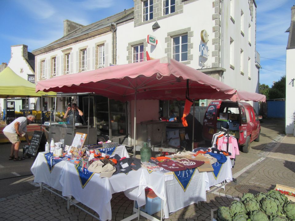 Stand SNSM Primel-Plougasnou au marché de Plougasnou