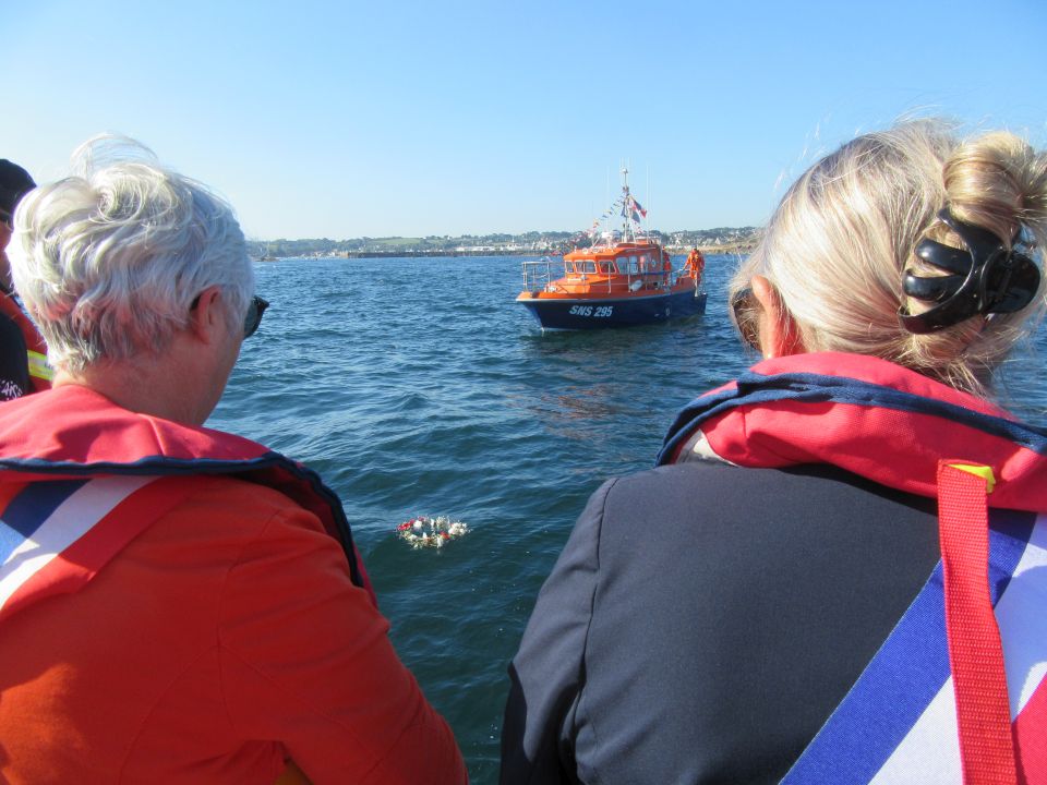 Dépot de gerbe en hommage aux marins disparus