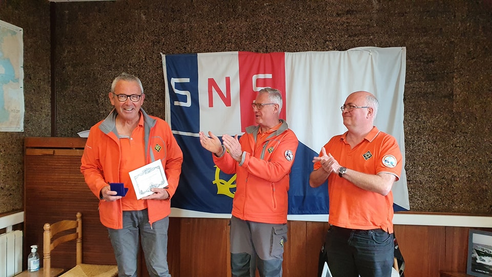 Remise de l'insigne d'honneur à Dominique Ropars