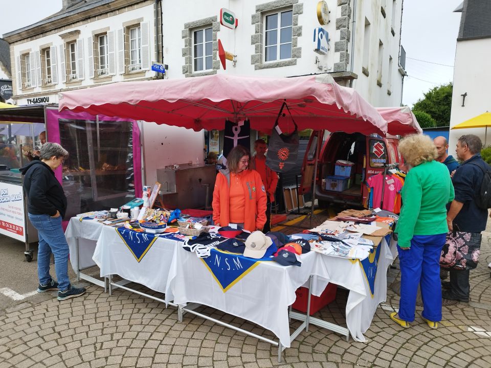 Stand SNSM sur le marhé de Plougasnou