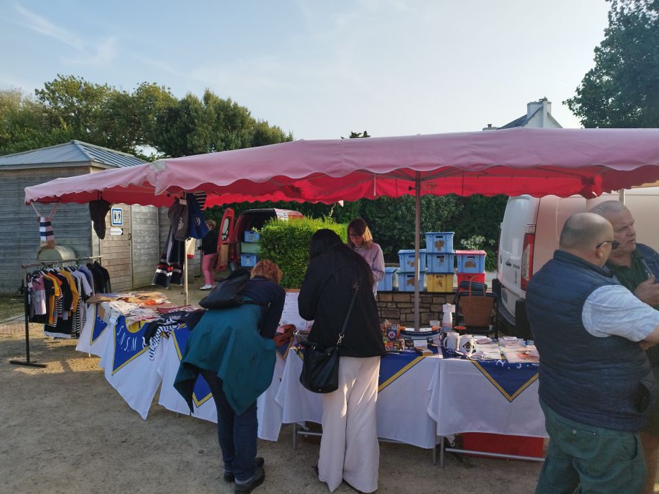 Le stand SNSM sur le marché de Primel