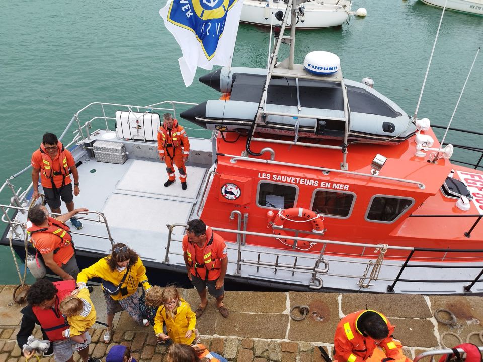 Embarquement des passagers à bord de la SNS271 à Locquirec